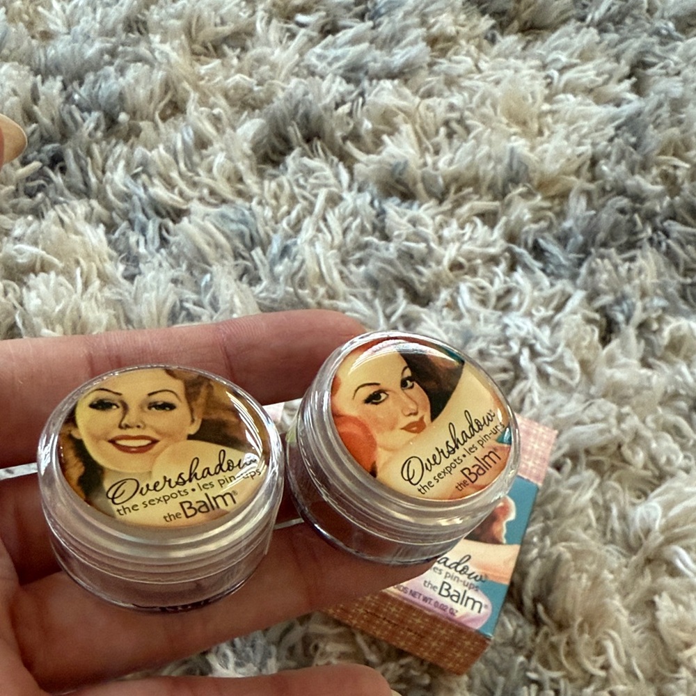 theBalm Overshadow Eyeshadow  Nude and Peach highlighter loose powder one
